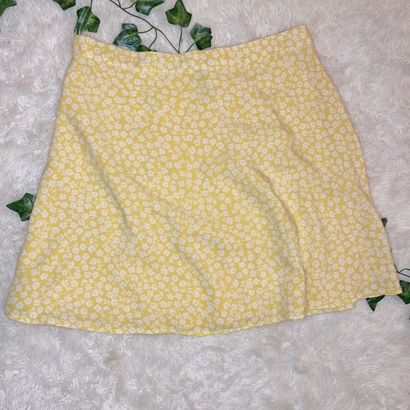 H&M DIVIDED PRINTED MINI TWIRL SKIRT • YELLOW WITH WHITE FLORAL PATTERN • SIZE 6 - Picture 10 of 10